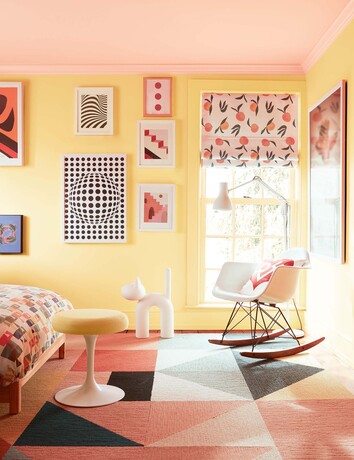Un dormitorio con paredes pintadas de amarillo claro y un techo pintado de rosa suave