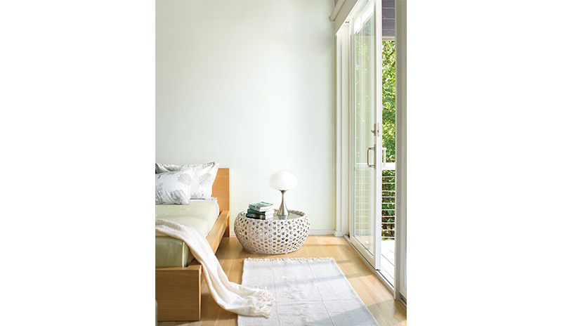 Dormitorio minimalista con paredes pintadas en Palest Pistachio 2122-60.