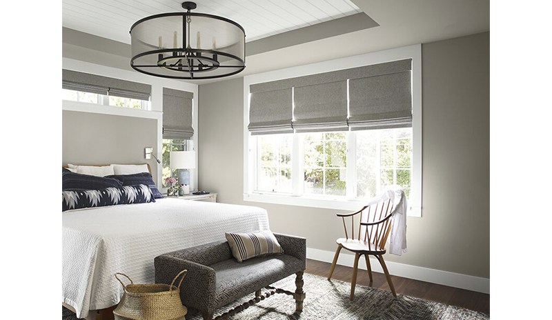 Dormitorio gris claro natural con persianas a juego.