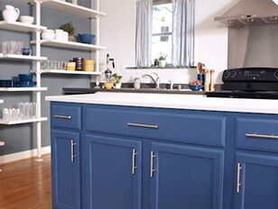 Esquema de color de cocina azul fresco con gabinetes de cocina azules.