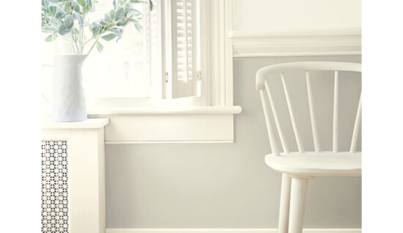 Pasillo con tonos blancos: pared, moldura, ventana, persianas, silla