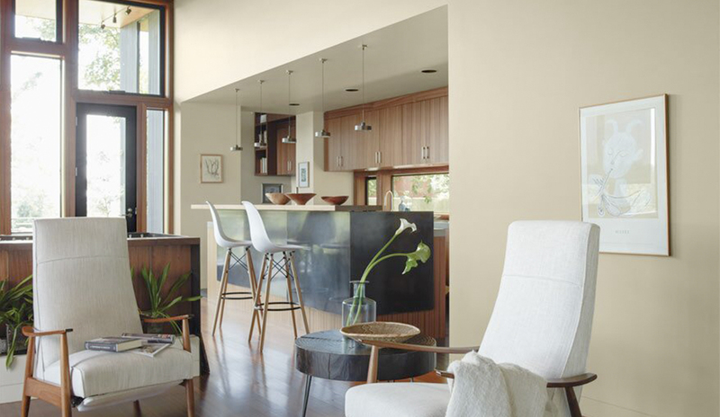 Una cocina neutral basada en la madera se abre a una acogedora sala de estar.