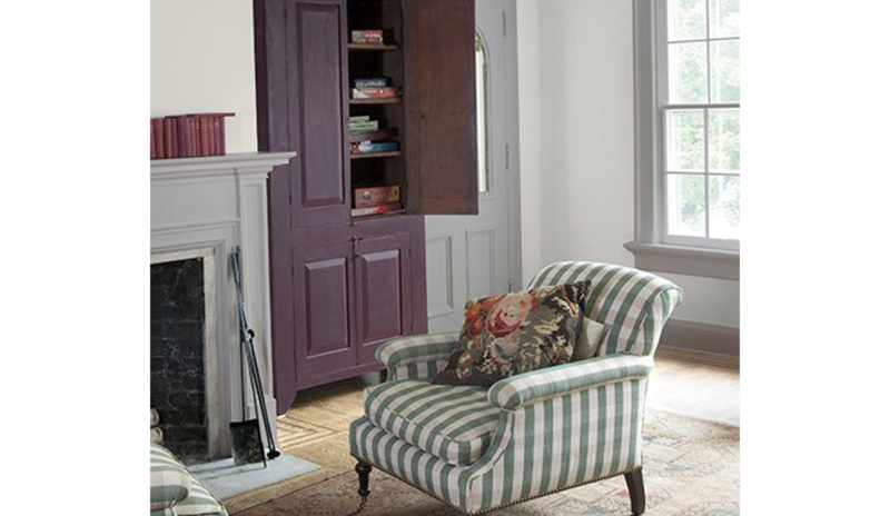 Dos colores de pintura grises distintos producen matices diferentes en una sala familiar tradicional