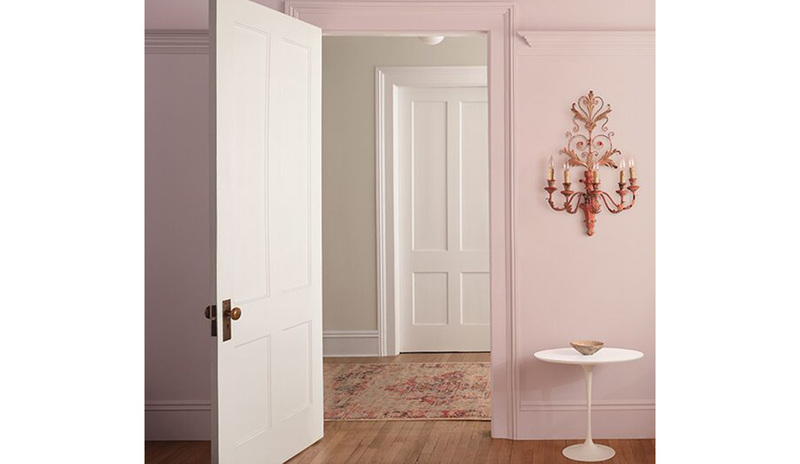 Paredes pintadas de Pleasant Pink con una puerta pintada  White Opulence 