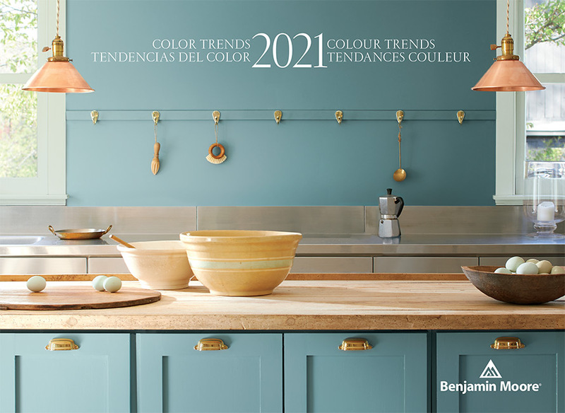 Una cocina con paredes y gabinetes pintados con el Color del año 2021, Aegean Teal 2136-40.