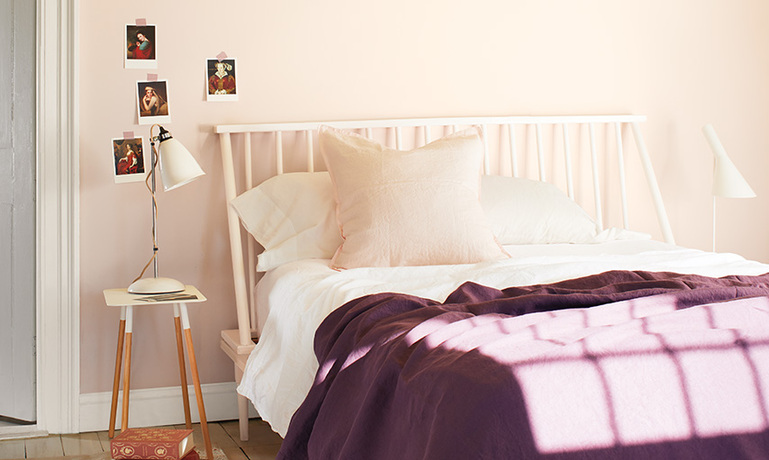 Un dormitorio con una cama individual, una manta morada y una pared pintada en Foggy Morning 2106-70