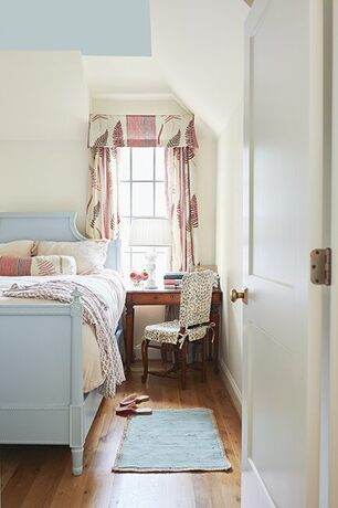 Acogedor dormitorio en el último piso con techo azul claro suave y decoración a juego.