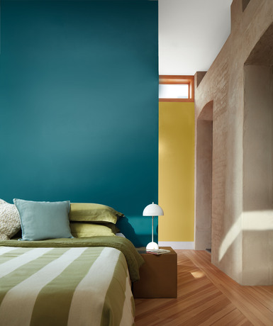 Dormitorio pintado de North Sea Green, techo de White Heron y una pared pintada de Savannah Green.