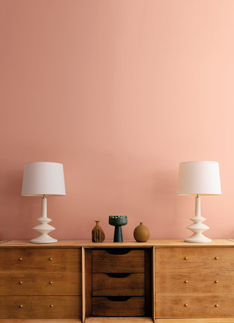 Lámparas blancas y decoración encima de un aparador de madera a una pared pintada en Conch Shell.