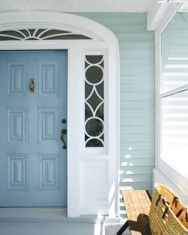 Detalle de la puerta principal en azul grisáceo de una casa en Wedgewood Gray.