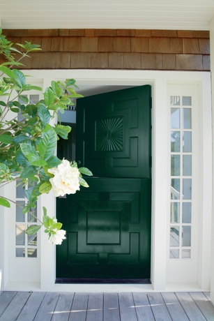 Puerta de entrada de estilo holandés en verde oscuro con revestimiento blanco
