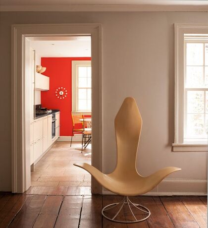 Color de pintura "Tomato Tango Red" en la pared de acento de la cocina.