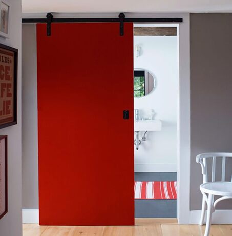 Color de pintura "Tomato Tango Red" en la puerta corredera interior estilo granero.