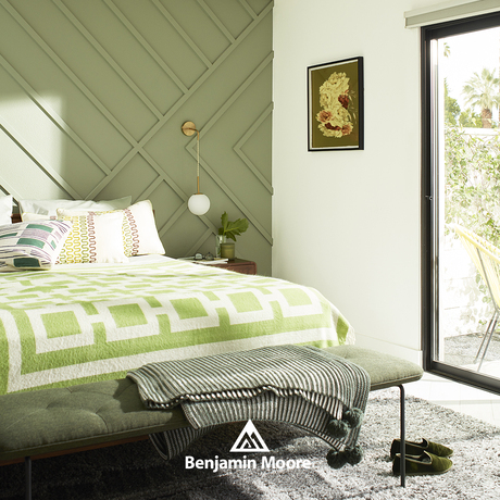 Dormitorio luminoso con una ventana grande y una pared decorativa verde oliva Misted Fern CC-668