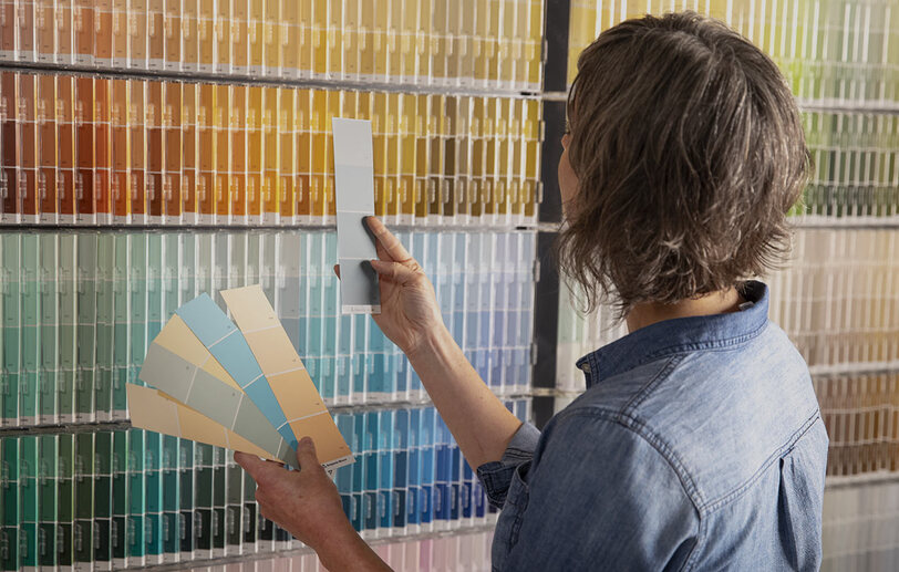 Mujer inspeccionando varias muestras de pintura