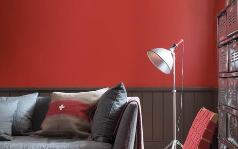 El color de pintura King's Red en las paredes de la sala de estar
