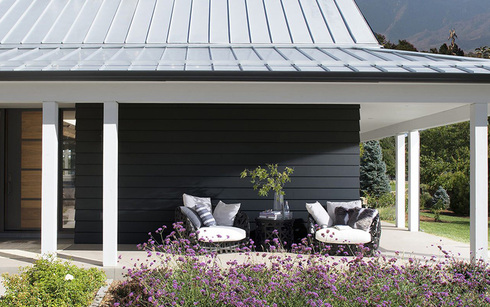 House exterior siding painted in Black Satin 2131-10 Element Guard® Paint color.